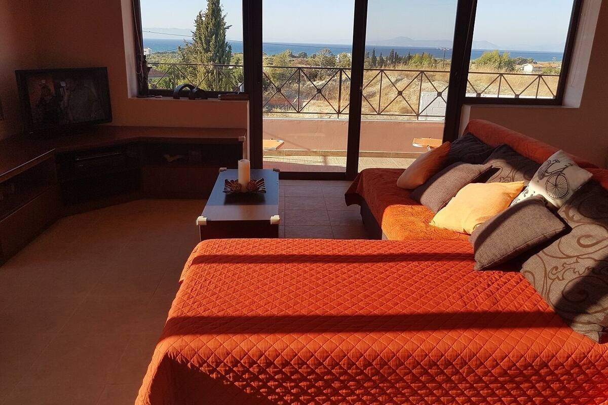 Departamento panorámico, 2 habitaciones, vista al mar (Afrodite) | Área de sala de estar | Juguetes