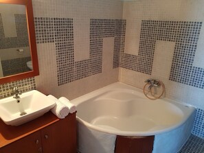 Departamento panorámico, 2 habitaciones, vista al mar (Afrodite) | Baño | Tina profunda, secadora de cabello, bidet, toallas