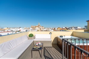 Outdoor spa tub - Rooftop terrace & private jacuzzi (Sevilla)