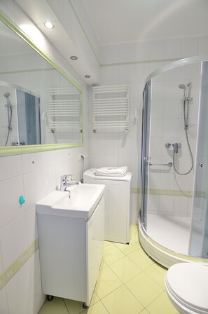 Apartament | Bany | Dutxa, articles de tocador gratuïts, assecador de cabells i tovalloles 