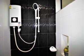 Quarto duplo standard | Banheiro | Chuveiro, produtos de toalete grátis, toalhas de banho 