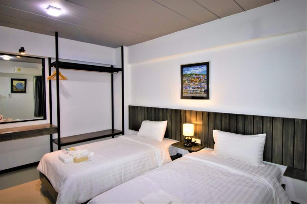 Standard Twin Room | Desk, free WiFi, bed sheets