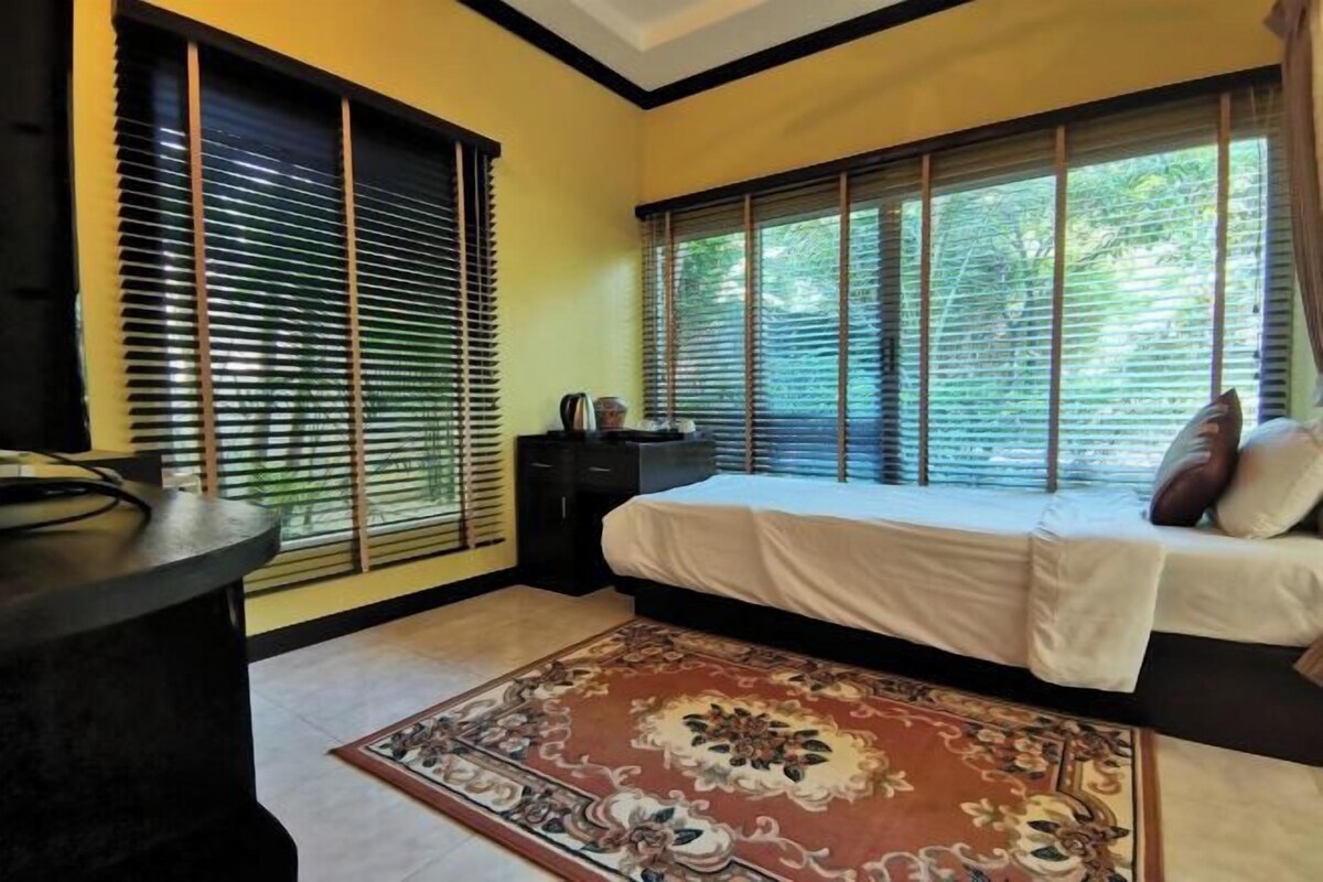 Minibar, desk, blackout drapes, WiFi (free)