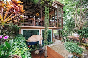 Vista frontal de la propiedad