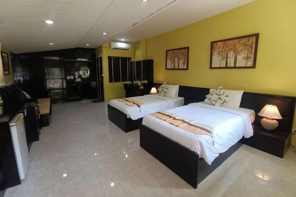Minibar, escritorio, cortinas opacas y wifi gratis