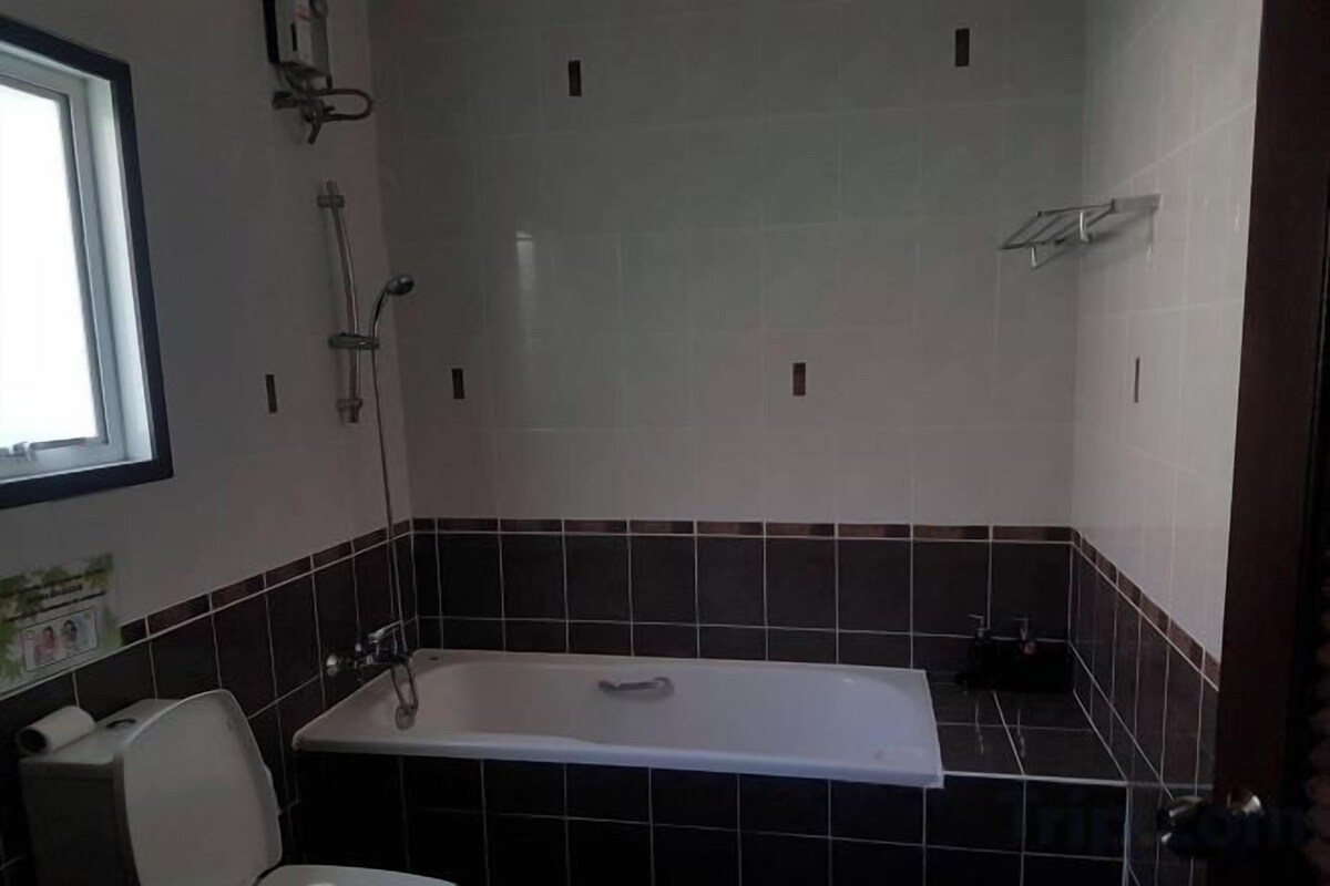 Bañera con ducha, artículos de tocador gratuitos, batas, toallas