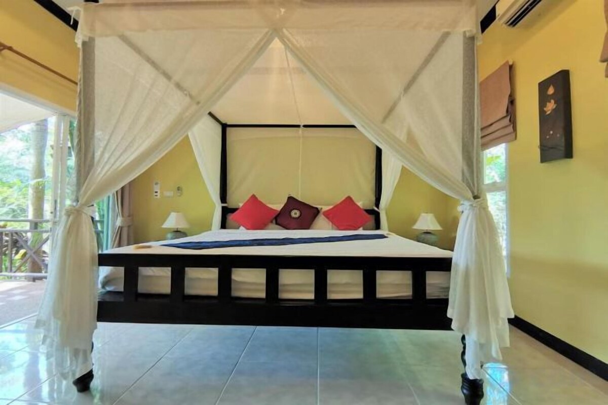 Minibar, desk, blackout drapes, WiFi (free)