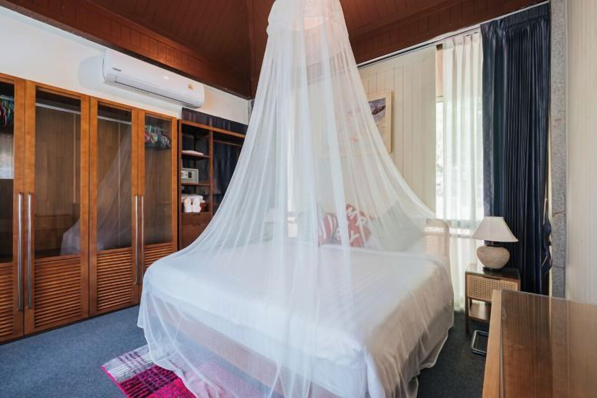 Minibar, desk, blackout drapes, WiFi (free)