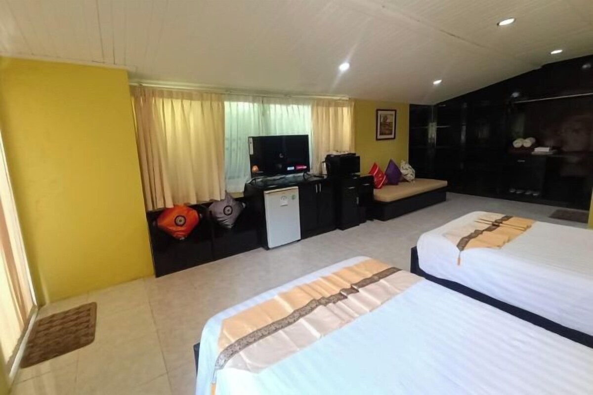 Minibar, desk, blackout drapes, WiFi (free)