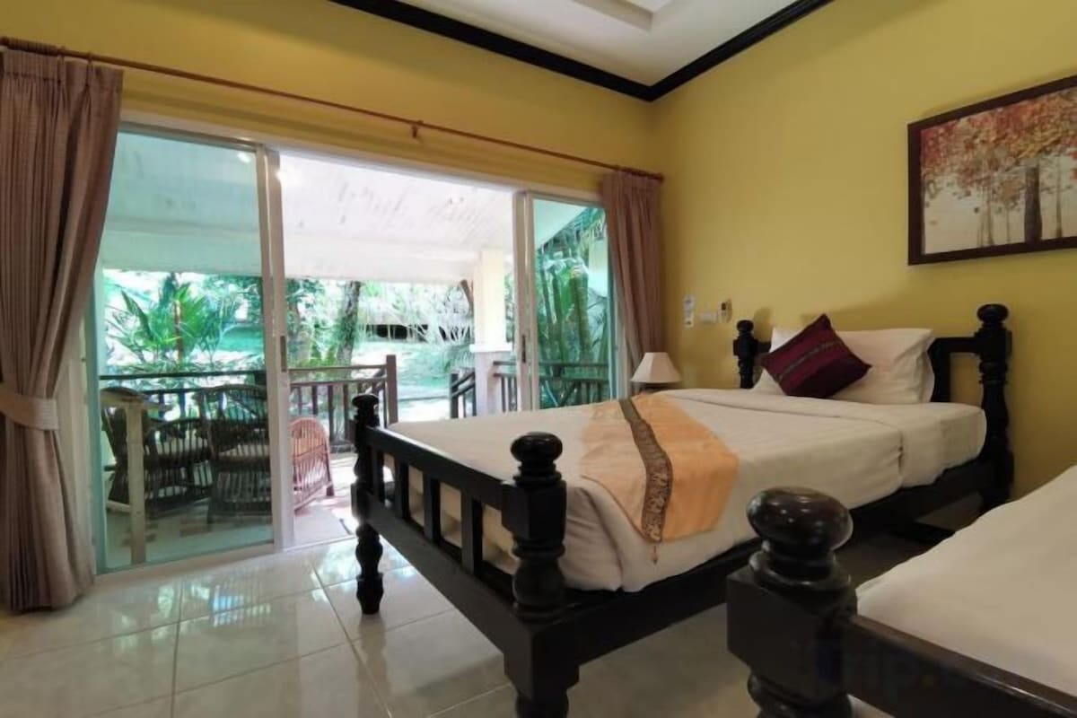 Minibar, desk, blackout drapes, WiFi (free)