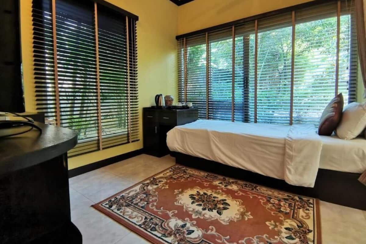 Minibar, desk, blackout curtains, free WiFi