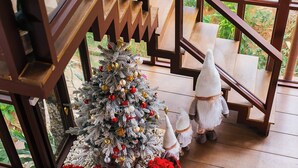A staircase with a Christmas tree and decorations. - Thai Modern Resort & Spa (Chalong)