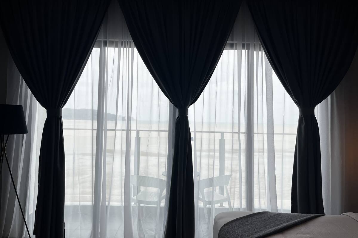 Deluxe kamer, uitzicht op zee | Een kluis op de kamer, een bureau, verduisterende gordijnen