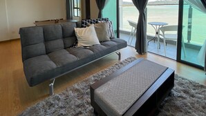 Premier Balcony Sea View | Living area