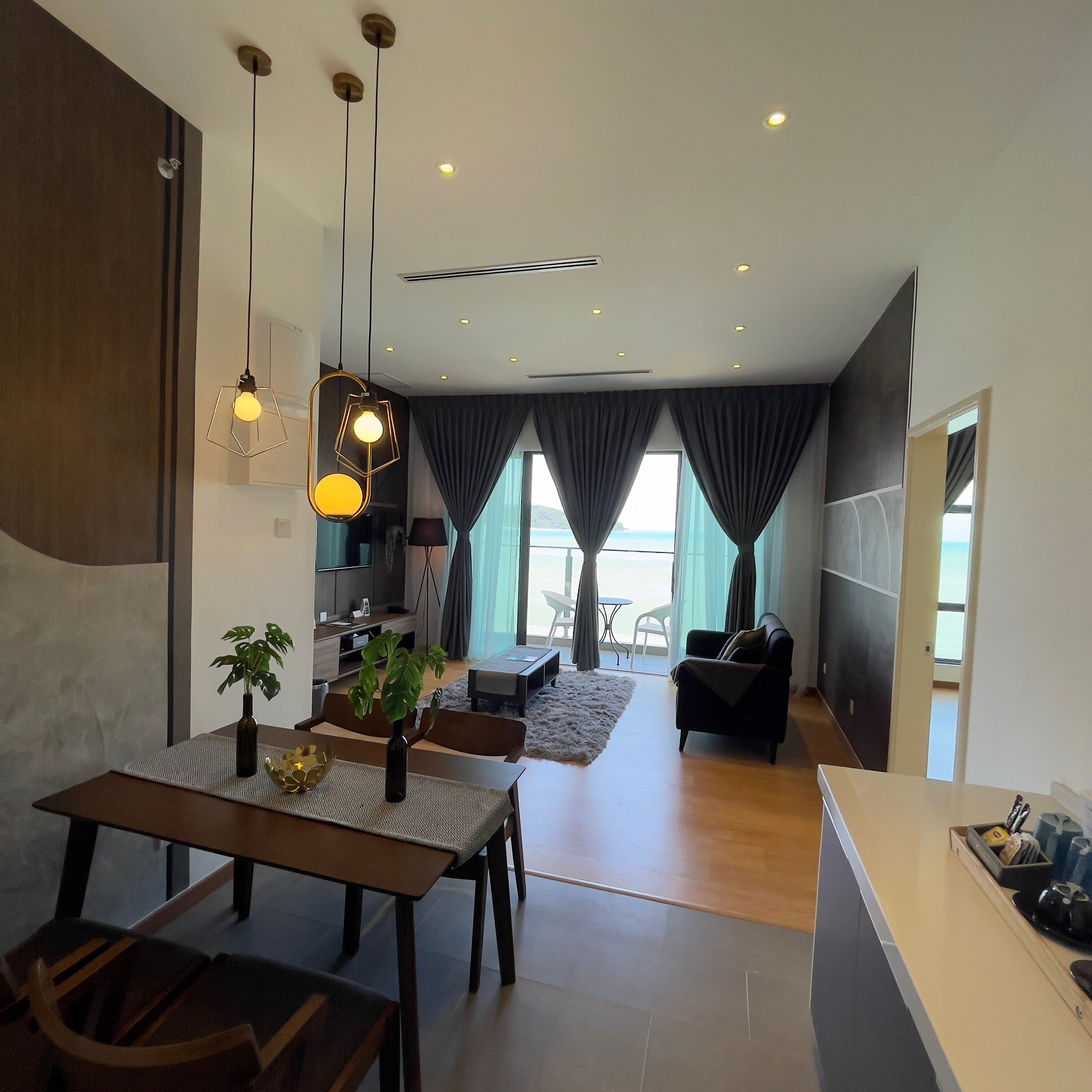 Regal Balcony Sea View | Living area | Flat-screen TV