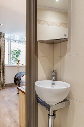 Apartment | Bathroom sink - Brunswick  Brunswick Oasis (London)
