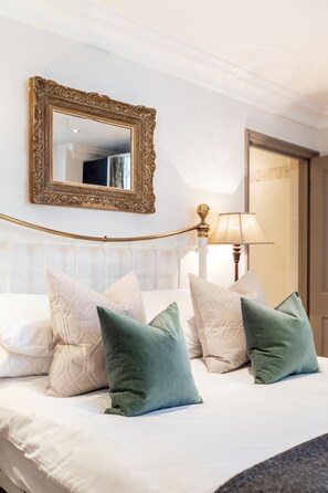 Apartment | 2 bedrooms, laptop workspace, iron/ironing board, free WiFi