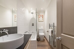 Apartment | Bathroom | Combined shower/tub, hair dryer, towels, soap - Brunswick Brunswick Oasis (London)