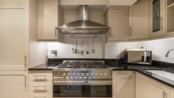 Lejlighed | Privat køkken | Køleskab/fryser i fuld størrelse, mikrobølgeovn, ovn, kogeplade