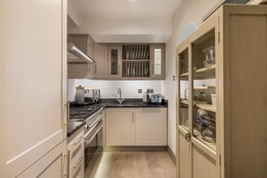 Apartment | Private kitchen | Full-size fridge, microwave, oven, stovetop - Brunswick Brunswick Oasis (London)