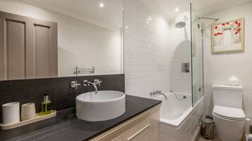 Lejlighed | Badeværelse | Kombination af bruser/badekar, hårtørrer, håndklæder, Sæbe