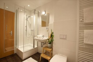 Shower, pengering rambut, dan handuk