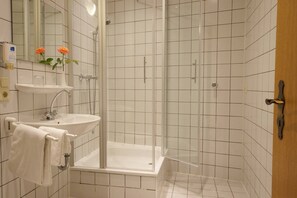 Een haardroger, handdoeken, zeep, shampoo