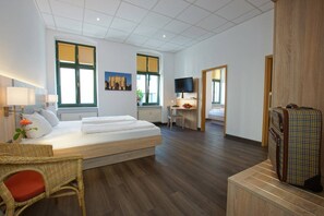 Double Room | Travel cot, free WiFi, bed sheets - Bed & Breakfast am Luisenplatz (Potsdam)