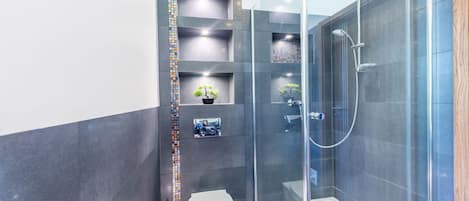 Apartment | Bathroom | Shower, free toiletries, hair dryer, towels