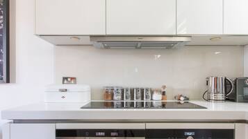 Departamento de lujo | Cocina privada | Refrigerador con congelador, microondas, horno y parrilla de estufa