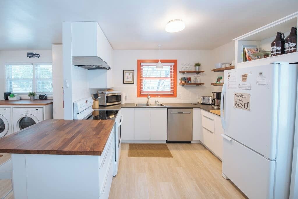 Kjøleskap, mikrobølgeovn, ovn og kokeplater