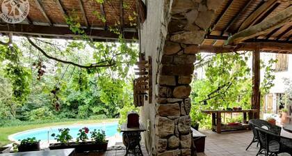 DĂ©couvrez ce gĂźte champĂȘtre avec spa, sauna, piscine et jardin privatif Ă Essertines-en-Donzy