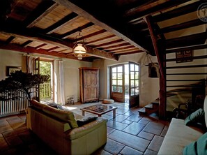 Una televisión, una chimenea, una mesa de tenis de mesa