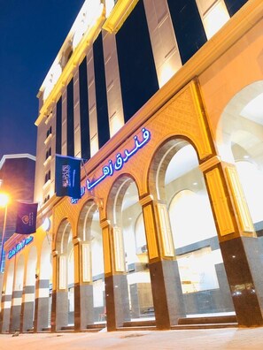 Front of property – evening/night - Zaha Al Madina Hotel (Madinah)