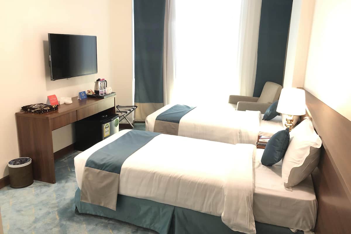 Ropa de cama hipoalergénica y caja de seguridad en la habitación