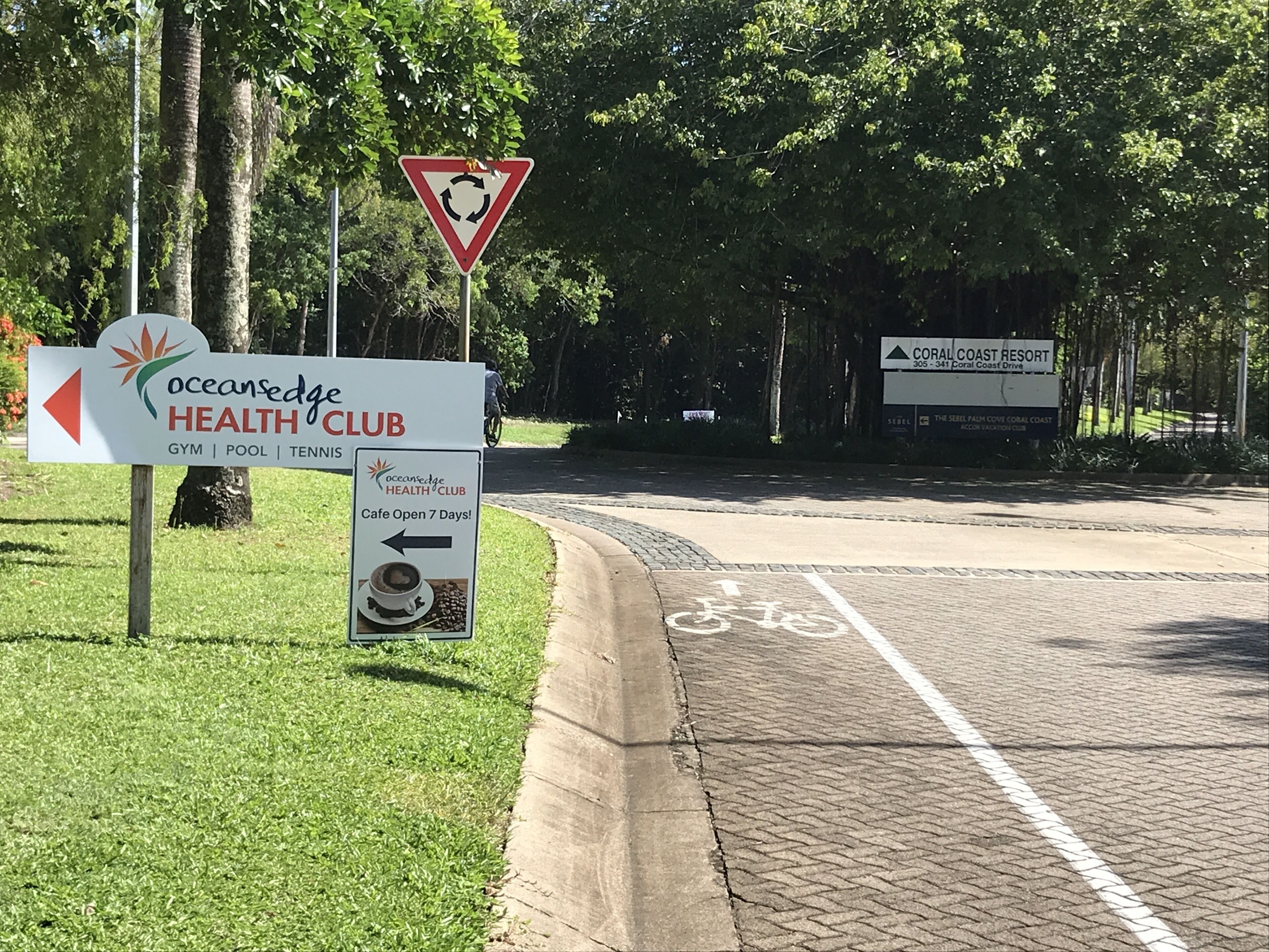 Secluded tropical apartment — image 2