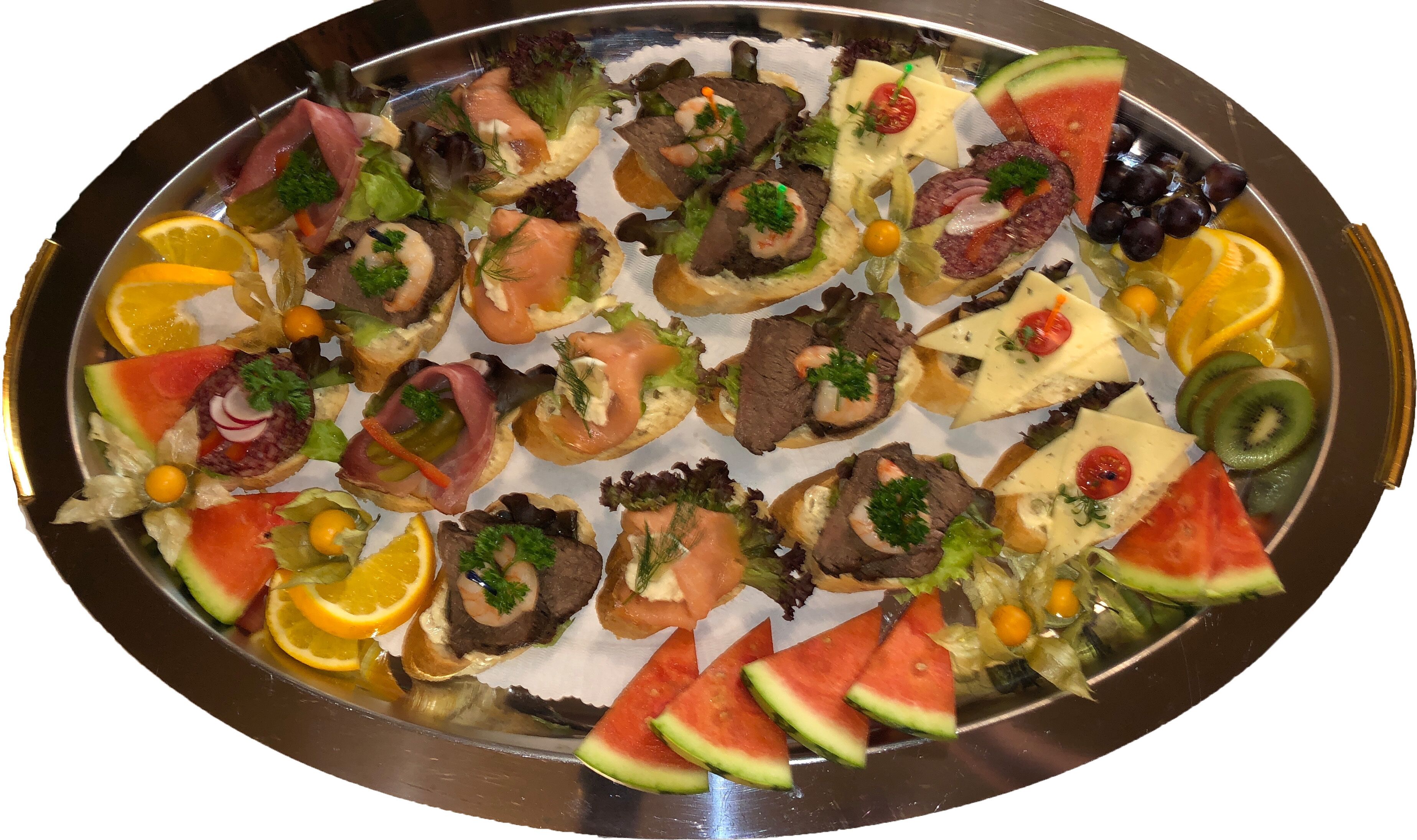 Uma seleção de aperitivos variados, com carnes, queijos e frutas.