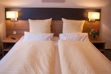 特色装修、特色家居、笔记本电脑工作区、遮光窗帘