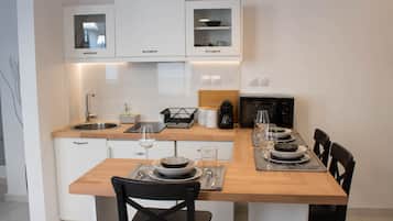 Apartamento urbano (SSA 6) | Cozinha privada | Geladeira, micro-ondas, cooktop, máquina de café expresso