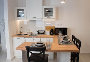 Appartement Ville (SSA 6) | Cuisine privée | Réfrigérateur, micro-ondes, plaque de cuisson, machine à expresso
