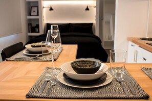 Appartement Ville (SSA 6) | Cuisine privée | Réfrigérateur, micro-ondes, plaque de cuisson, machine à expresso