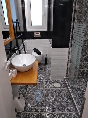 Appartement Ville (SSA 6) | Salle de bain | Douche, douche cascade, articles de toilette (gratuits)