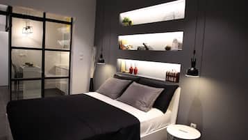 1 sovrum, sängtillbehör av högsta kvalitet och duntäcken