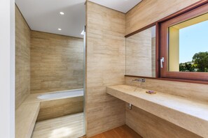 Haartrockner, Handtücher, Seife, Toilettenpapier