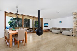 Una televisión, una chimenea, una mesa de tenis de mesa