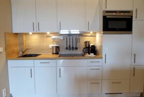 Kühlschrank, Mikrowelle, Ofen, Herdplatte