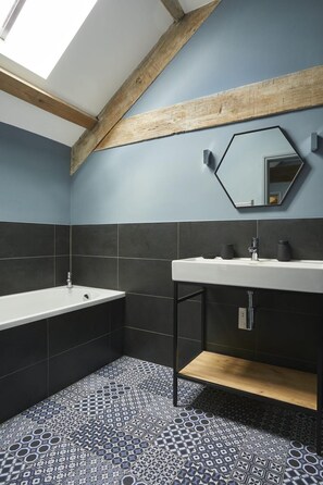 The Stables | Bathroom | Towels - The Stables (Cirencester)