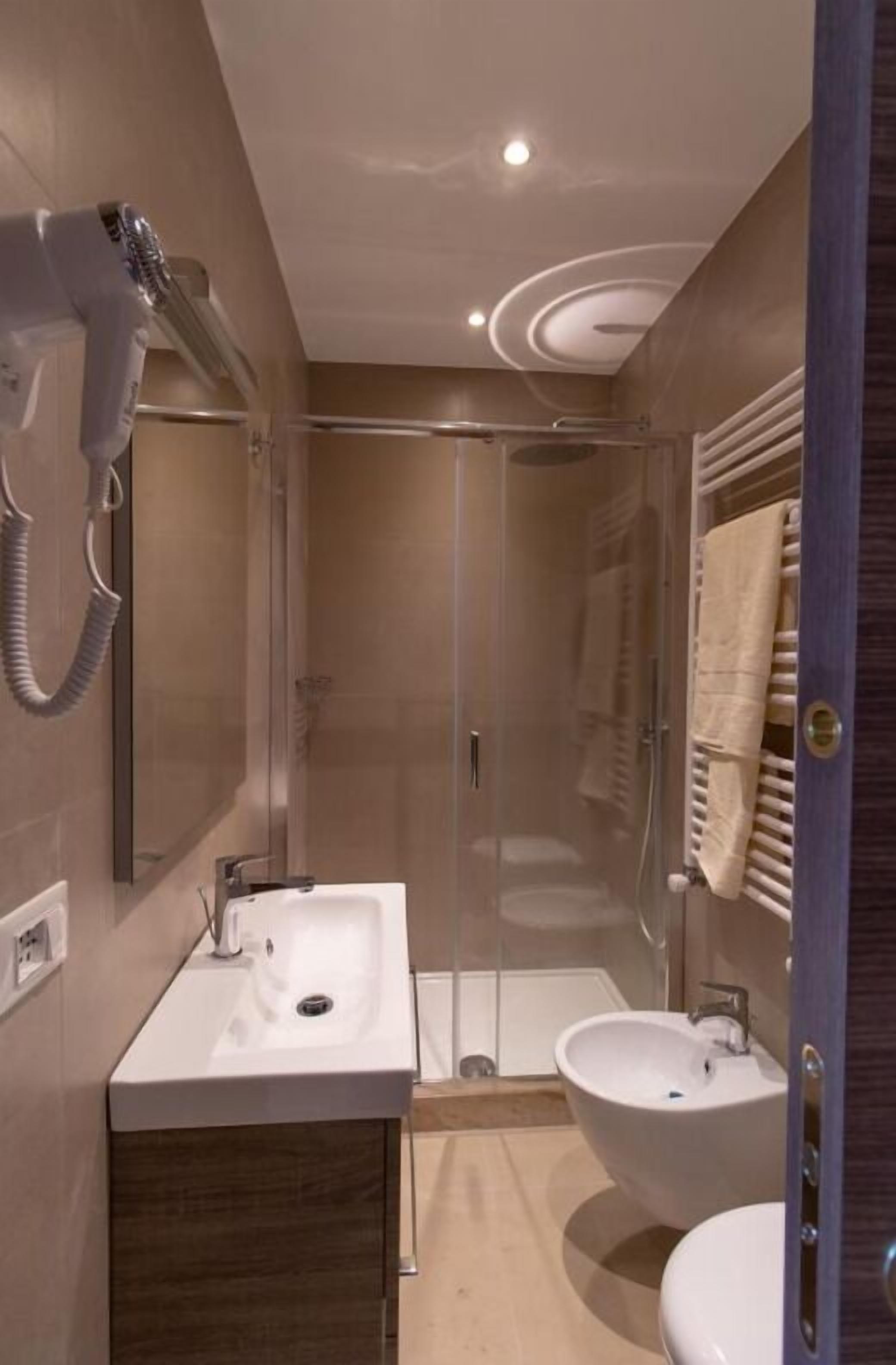 Ein modernes Badezimmer mit Dusche, Waschbecken und Bidet.