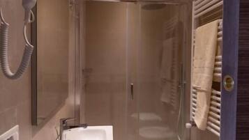 Ein modernes Badezimmer mit Dusche, Waschbecken und Bidet.