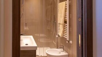 Doccia, set di cortesia gratuito, asciugacapelli, bidet